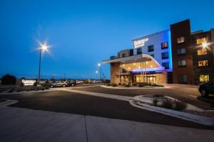 un estacionamiento frente a un hotel por la noche en Fairfield Inn & Suites by Marriott Denver Northeast/Brighton en Brighton