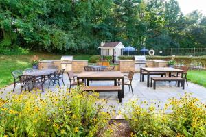 um pátio com mesas e cadeiras e um gazebo em TownePlace Suites Bowie Town Center em Bowie