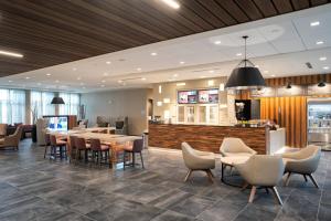 A restaurant or other place to eat at Courtyard by Marriott Charleston-North Charleston