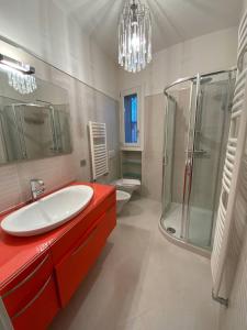 een badkamer met een rode wastafel en een douche bij Elena Apartment - View Lake - Private Garage in Bardolino