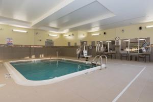 a pool in the middle of a large room with at Courtyard by Marriott Fayetteville Fort Bragg/Spring Lake in Spring Lake