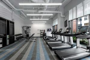 un gimnasio con una fila de cintas de correr y máquinas en Aloft Columbus Easton, en Columbus