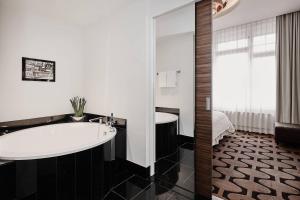 Roomers Berlin Steinplatz, Autograph Collection客房内的一张或多张床位