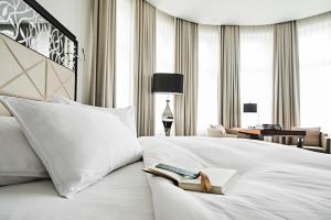 Roomers Berlin Steinplatz, Autograph Collection客房内的一张或多张床位