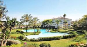 basen z palmami i budynek w obiekcie Chez Elo's Marbella Milla de Oro. Jardin Privado w Marbelli