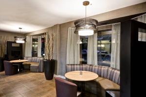 Courtyard by Marriott Dalton的休息区