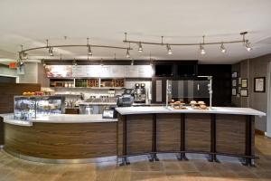 Courtyard by Marriott Dalton的厨房或小厨房