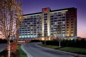 duży budynek z zegarem na górze w obiekcie Auburn Hills Marriott Pontiac w mieście Pontiac