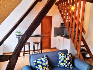 - un salon avec un canapé bleu et un escalier dans l'établissement L'Authentique - Hyper Centre, à Beauvais
