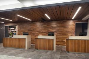 een kantoorlobby met een bakstenen muur bij Courtyard Denver Airport at Gateway Park in Aurora