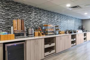 una cocina con una barra con algo de comida. en Fairfield by Marriott Inn & Suites Amarillo Central, en Amarillo