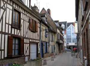 Une vieille rue avec des bâtiments dans une ville dans l'établissement L'Authentique - Hyper Centre, à Beauvais