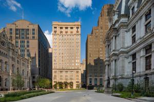費城的住宿－The Notary Hotel, Philadelphia, Autograph Collection，城市中一条空荡荡的街道,有高大的建筑