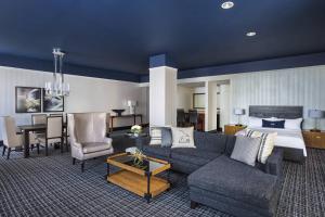 um quarto de hotel com uma cama e uma sala de estar em The Notary Hotel, Philadelphia, Autograph Collection em Filadélfia