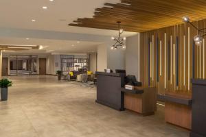 un hall de bureau avec une réception et des bureaux dans l'établissement Atlanta Marriott Perimeter Center, à Atlanta