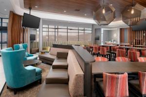 SpringHill Suites by Marriott Albuquerque North/Journal Center في ألاميدا: مطعم مع بار وغرفة طعام