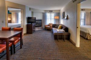 una camera d'albergo con letto e soggiorno di Residence Inn Memphis Germantown a Memphis