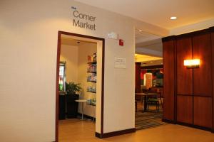 un ingresso a un cartello di mercato ad angolo nella hall di Fairfield by Marriott Frankfort a Frankfort