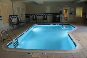 uma grande piscina num quarto de hotel em Fairfield by Marriott Frankfort em Frankfort