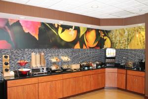 Fairfield by Marriott Frankfort tesisinde mutfak veya mini mutfak