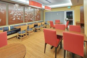 A restaurant or other place to eat at TownePlace Suites by Marriott Corpus Christi Portland
