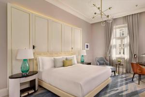 Posteľ alebo postele v izbe v ubytovaní Al Habtoor Palace Budapest, Preferred Hotels & Resorts