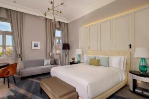 Posteľ alebo postele v izbe v ubytovaní Al Habtoor Palace Budapest, Preferred Hotels & Resorts