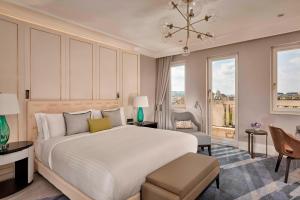 Posteľ alebo postele v izbe v ubytovaní Al Habtoor Palace Budapest, Preferred Hotels & Resorts