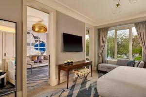 Televízia a/alebo spoločenská miestnosť v ubytovaní Al Habtoor Palace Budapest, Preferred Hotels & Resorts