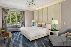 Posteľ alebo postele v izbe v ubytovaní Al Habtoor Palace Budapest, Preferred Hotels & Resorts