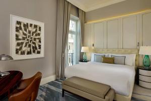 Posteľ alebo postele v izbe v ubytovaní Al Habtoor Palace Budapest, Preferred Hotels & Resorts