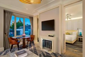 Televízia a/alebo spoločenská miestnosť v ubytovaní Al Habtoor Palace Budapest, Preferred Hotels & Resorts