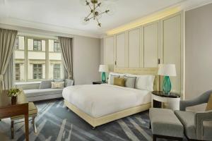 Posteľ alebo postele v izbe v ubytovaní Al Habtoor Palace Budapest, Preferred Hotels & Resorts