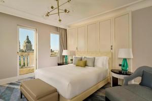 Posteľ alebo postele v izbe v ubytovaní Al Habtoor Palace Budapest, Preferred Hotels & Resorts