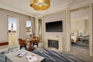 Televízia a/alebo spoločenská miestnosť v ubytovaní Al Habtoor Palace Budapest, Preferred Hotels & Resorts