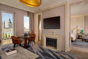 Televízia a/alebo spoločenská miestnosť v ubytovaní Al Habtoor Palace Budapest, Preferred Hotels & Resorts