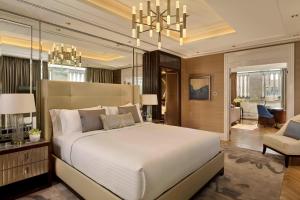 Posteľ alebo postele v izbe v ubytovaní Al Habtoor Palace Budapest, Preferred Hotels & Resorts