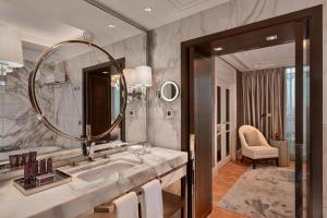 Kúpeľňa v ubytovaní Al Habtoor Palace Budapest, Preferred Hotels & Resorts