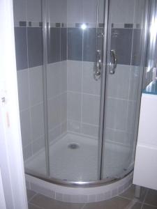 eine Dusche mit Glastür im Bad in der Unterkunft appartement entier, 3 étoiles, 4 personnes,vue mer in Audierne