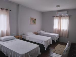 una habitación de hospital con tres camas. en Pousada da Serra Petar en Iporanga