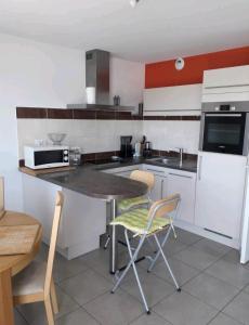 Kuchyňa alebo kuchynka v ubytovaní appartement entier, 3 étoiles, 4 personnes,vue mer