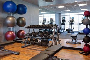 een fitnessruimte met veel fitnessapparatuur en ballonnen bij Fairfield Inn & Suites by Marriott Fayetteville in Fayetteville