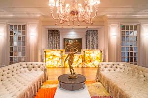 una statua in una stanza con due divani e un lampadario a braccio di Grand Bohemian Hotel Charleston, Autograph Collection a Charleston