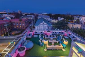 チャールストンにあるGrand Bohemian Hotel Charleston, Autograph Collectionのピンクとブルーの家具が備わる客室で、室内から景色を望めます。