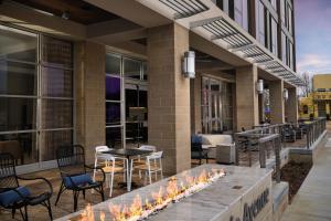 d'une terrasse avec des tables, des chaises et un foyer extérieur. dans l'établissement AC Hotel by Marriott Jackson Ridgeland, à Ridgeland