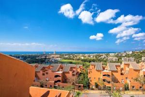 vista su una città con case e sull'oceano di Los Lagos de Santa Maria Golf a Marbella