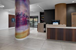 um lobby com um pilar com uma pintura sobre ele em Courtyard by Marriott Edmonton Downtown em Edmonton