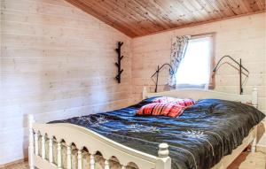Cama en habitación con pared de madera en 2 Bedroom Amazing Home In Sderkping en Söderköping