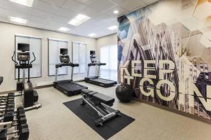 einen Fitnessraum mit Laufbändern und Heimtrainern in einem Zimmer in der Unterkunft SpringHill Suites by Marriott Austin Parmer/Tech Ridge in Austin