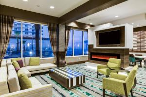 sala de estar con chimenea y TV en Residence Inn by Marriott Daytona Beach Oceanfront, en Daytona Beach